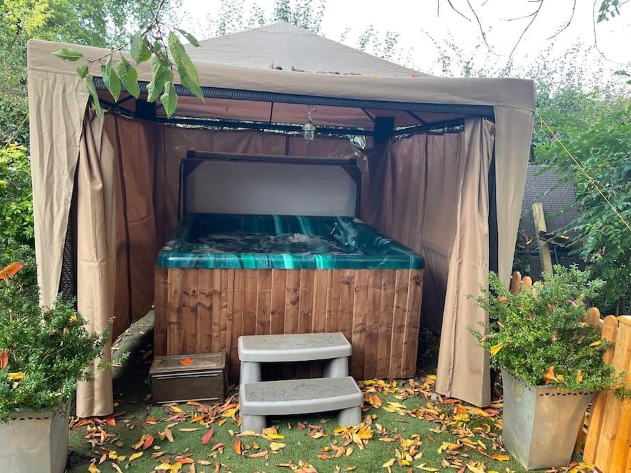The Big Cosy Boudoir Bed + Hot Tub Appartement Harvington Buitenkant foto