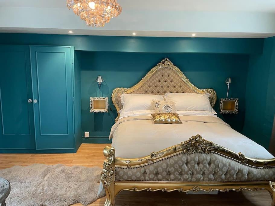 The Big Cosy Boudoir Bed + Hot Tub Appartement Harvington Buitenkant foto