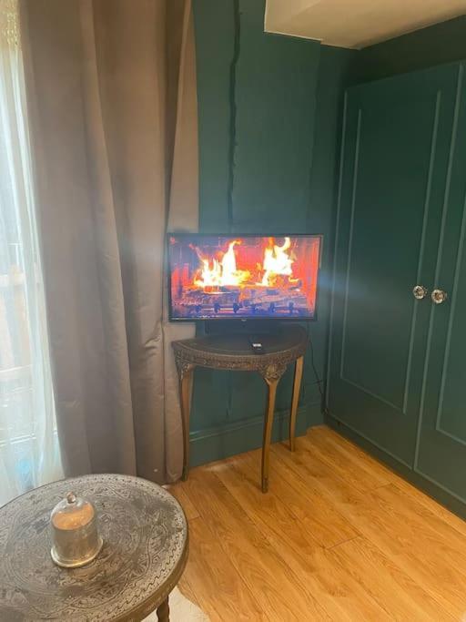 The Big Cosy Boudoir Bed + Hot Tub Appartement Harvington Buitenkant foto