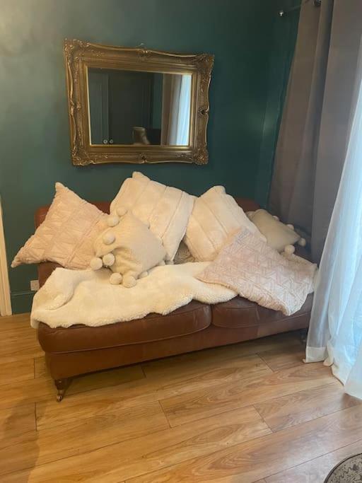 The Big Cosy Boudoir Bed + Hot Tub Appartement Harvington Buitenkant foto